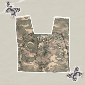 Women’s No Boundaries Green and Brown Camo Midrise Cropped Straight Leg Pants